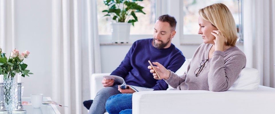 Kvinner handler mest med mobilen